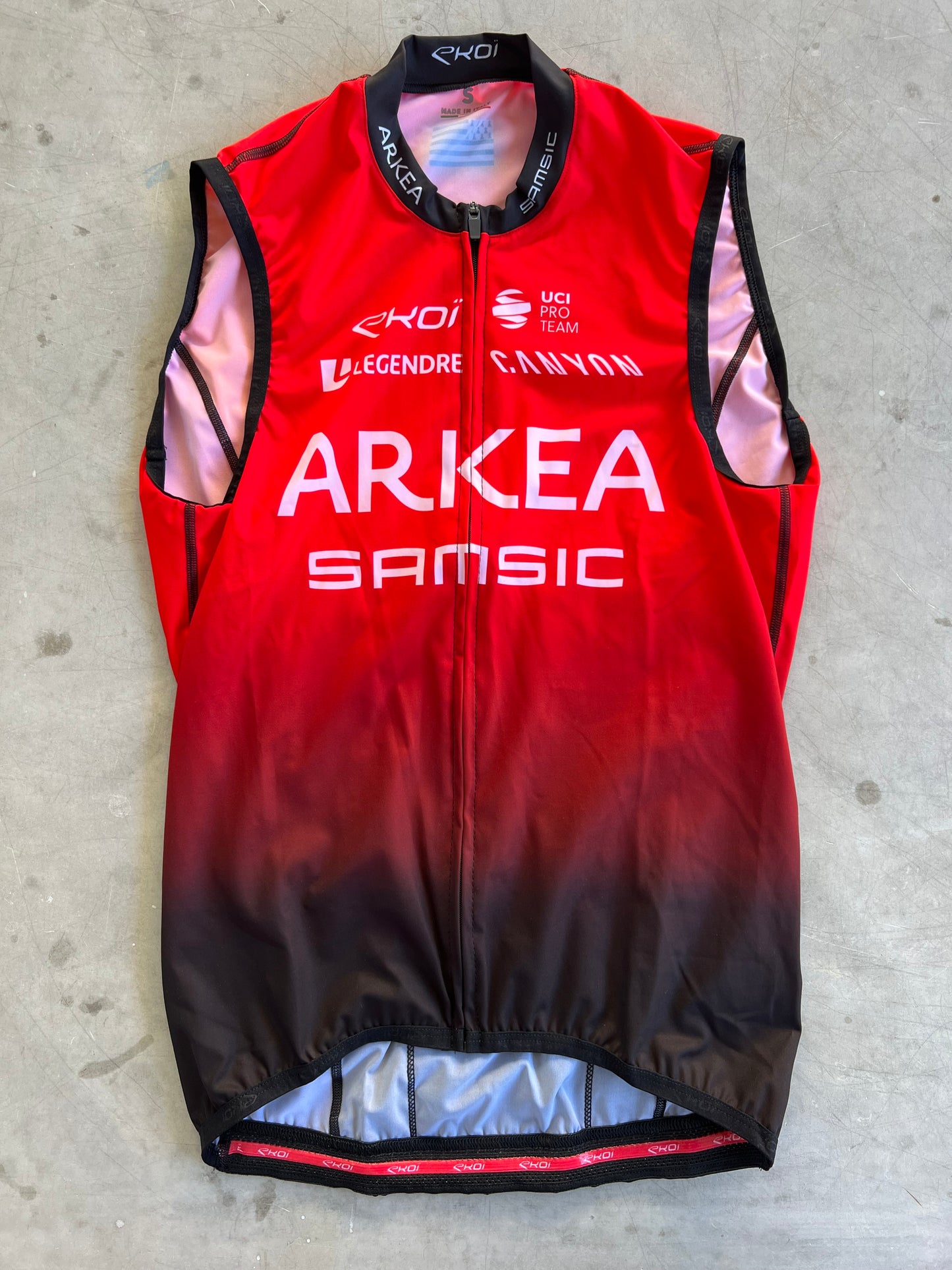 Arkea Samsic | Ekoi Light Gilet / Wind Vest | Red | Rider-Issued Pro Team Kit