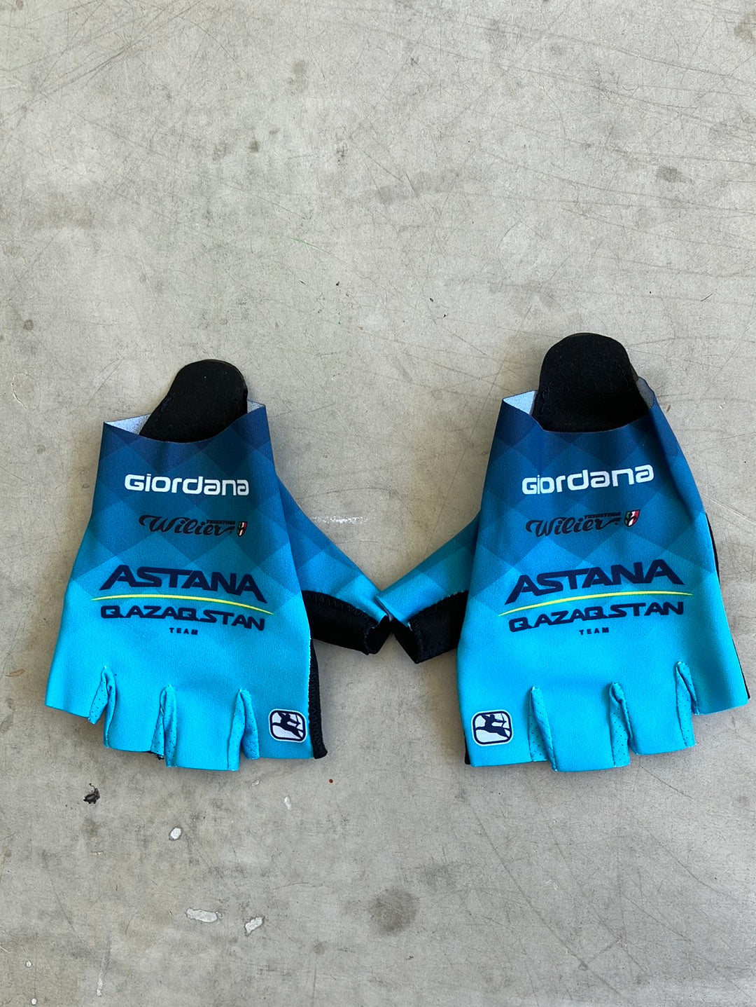 FRC Cycling  Gloves / Mitts Padded | Giordana | Astana Qazaqstan | Pro-Issued Cycling Kit