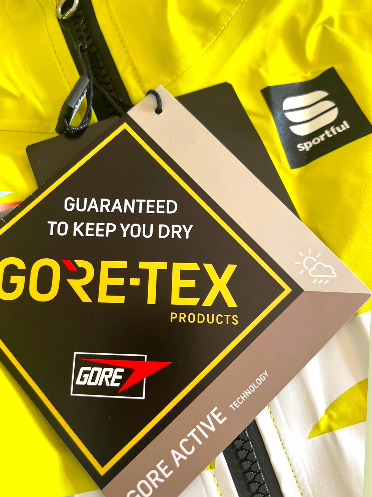 Aqua Pro Rain Jacket Gore-Tex | Sportful | Total Energies | Pro Cycling Kit