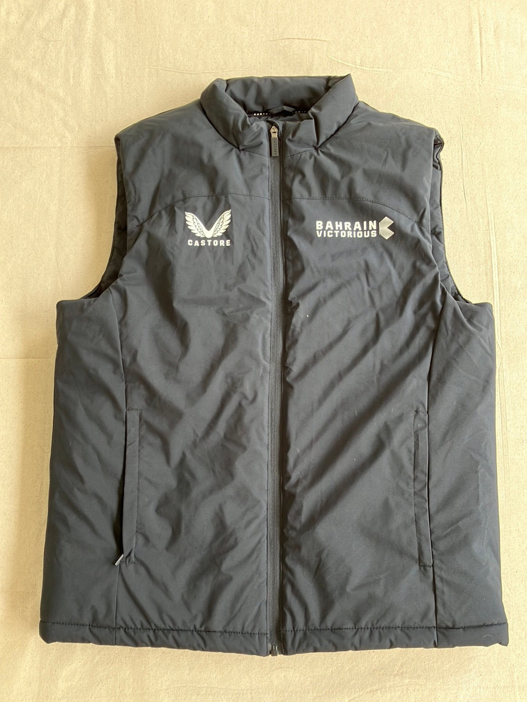 Casual Deep Winter Vest / Sleeveless Jacket Padded | Castore | Team Bahrain Victorious | Pro Cycling Kit