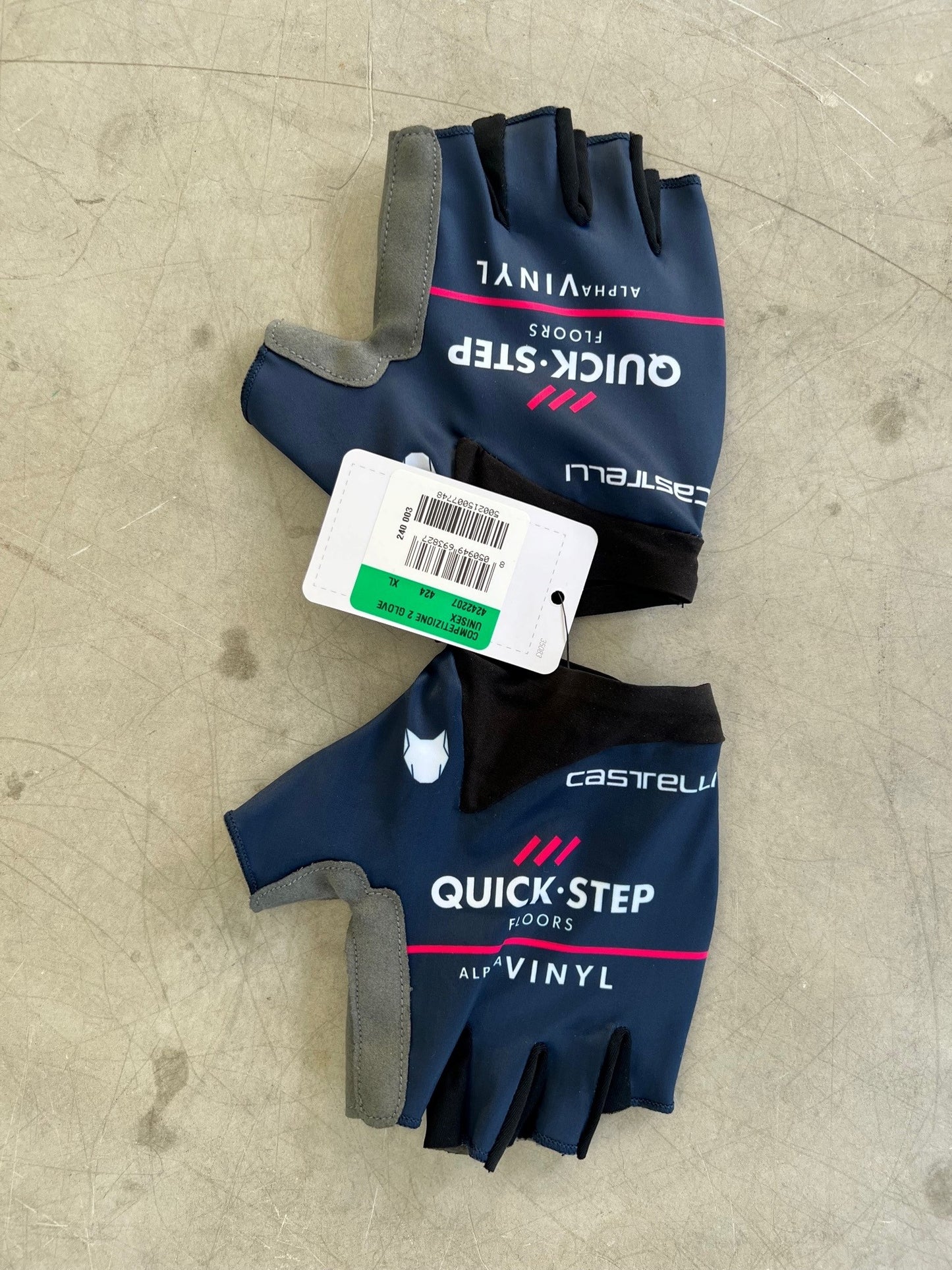 Quickstep Alpha Vinyl 2022 | Castelli Padded Gloves | Rider-Issued Pro Team Kit