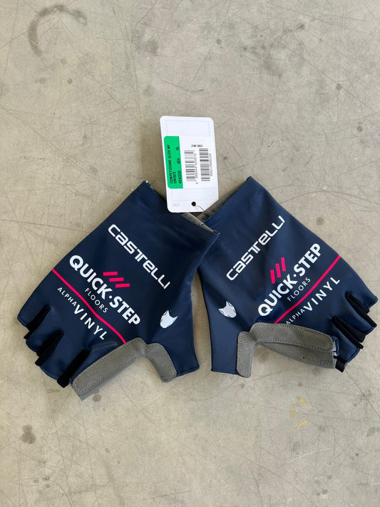 Quickstep Alpha Vinyl 2022 | Castelli Unpadded Gloves | Rider-Issued Pro Team Kit