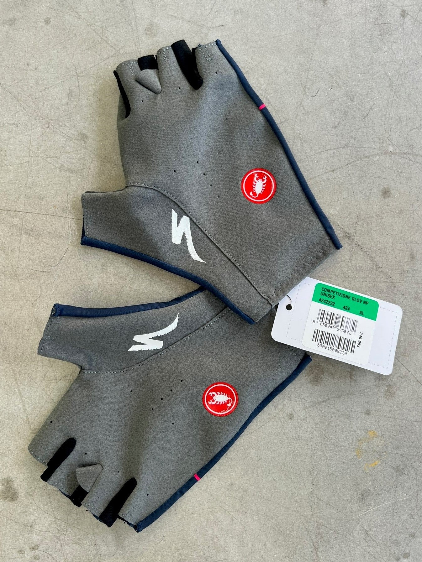 Quickstep Alpha Vinyl 2022 | Castelli Unpadded Gloves | Rider-Issued Pro Team Kit